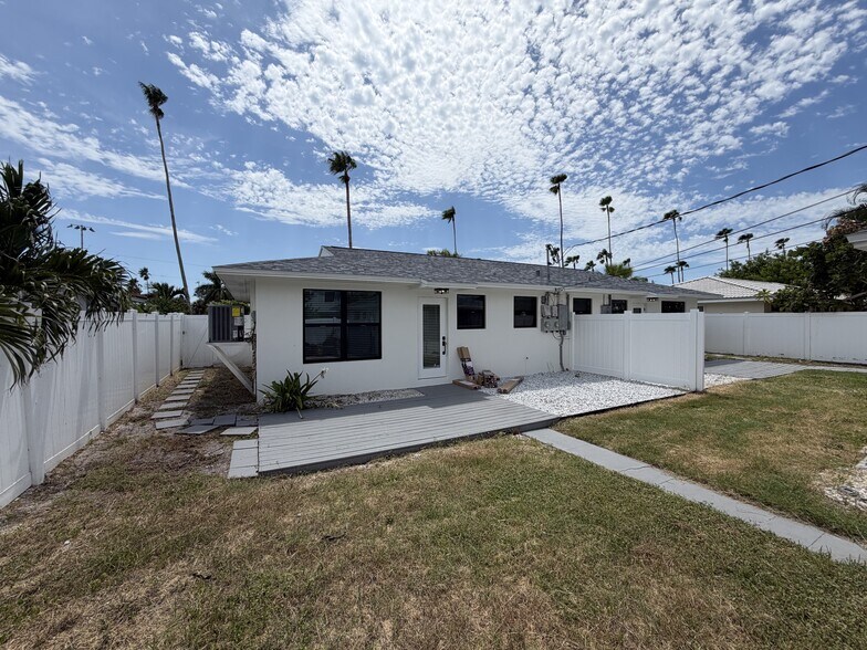 Building Photo - 2 Bed/1 Bath - Unit 2