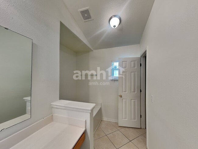 Building Photo - 784 Lake Doe Blvd