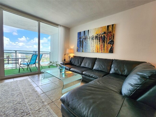 Building Photo - 2030 S Ocean Dr