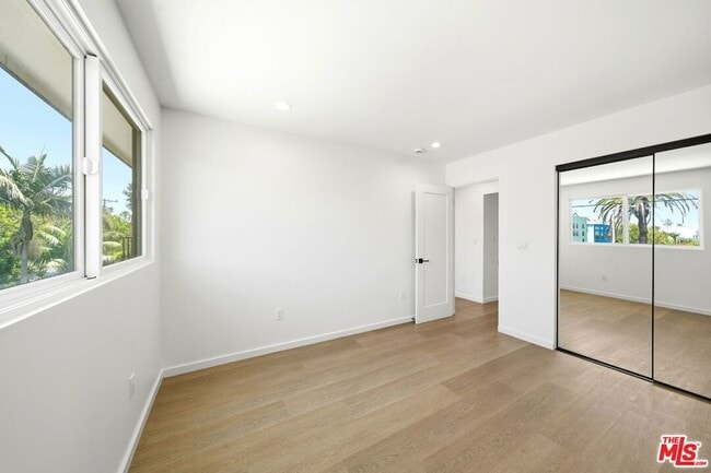 Building Photo - 333 6th Ave