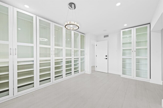 Building Photo - 877 NE 195th St