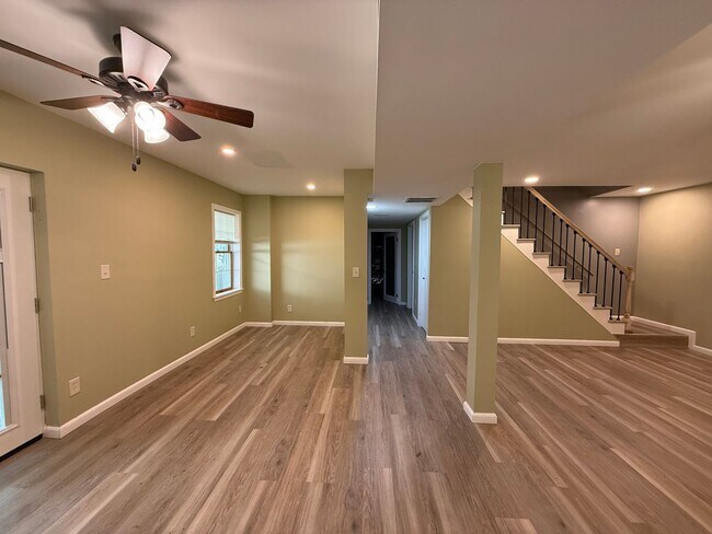 Building Photo - 678 Jefferson Dr