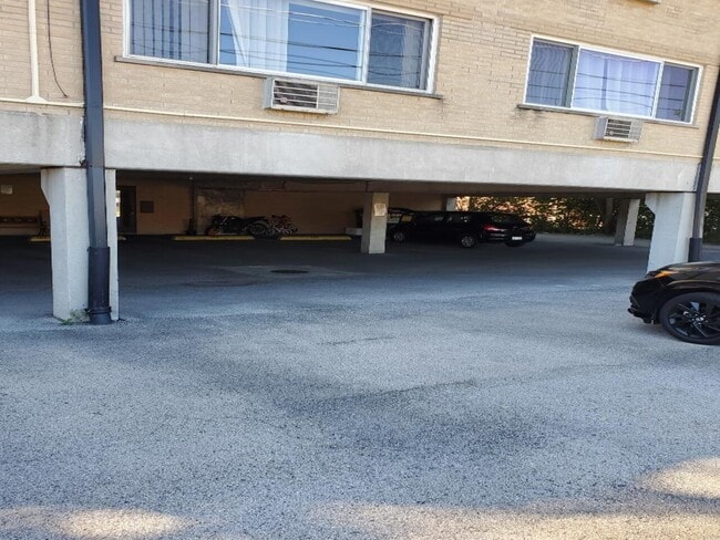 Building Photo - 1328 Webford Ave