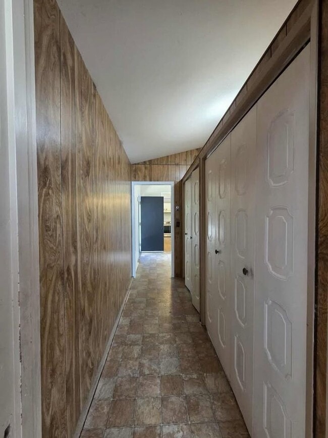 Building Photo - HUGE Number 2 Canyon ~ ~ 4 bedroom, 3 bath...
