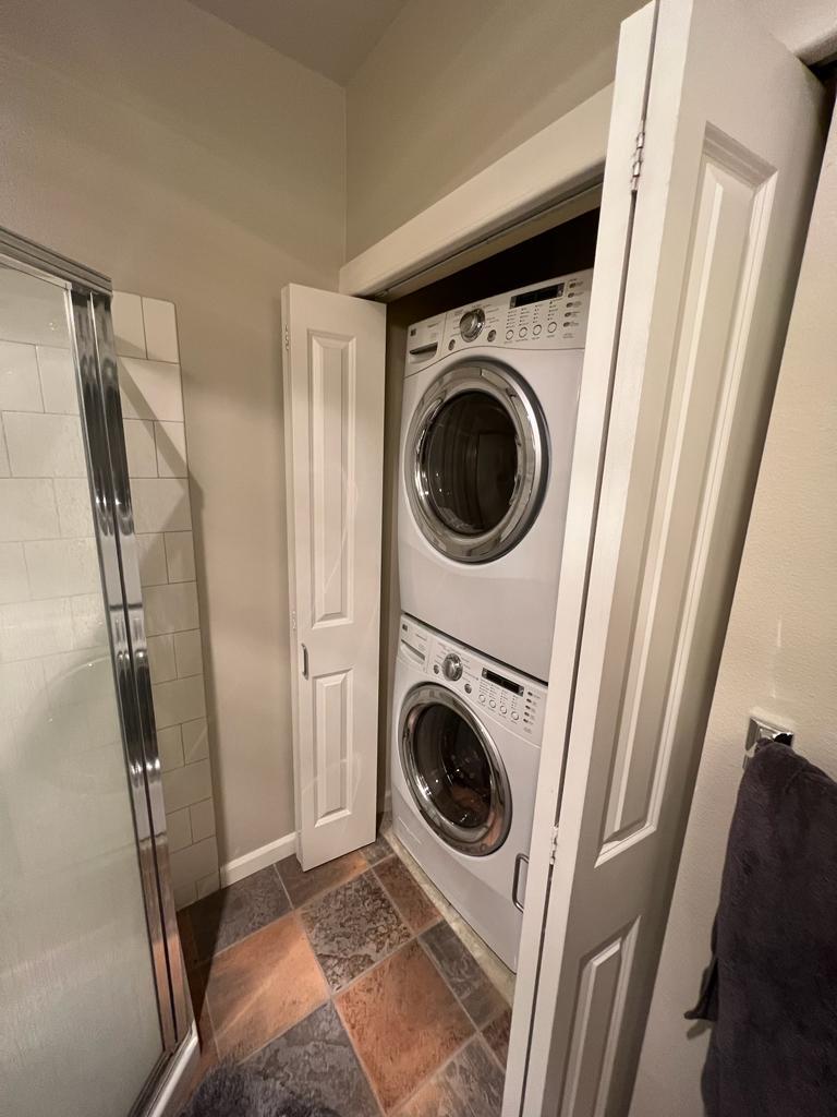 Detached Bathroom w/ Washer/Dryer - 900 Aurora Ave N