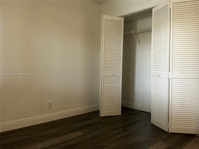 Building Photo - 407 Gardens Dr