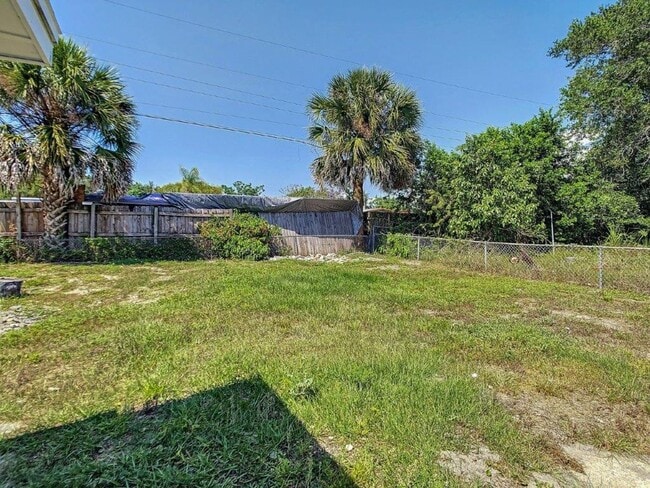 Building Photo - Completely upgraded 3/1 1196 Sq. Ft. with recently renovated bathroom and kitchen with GRANITE& a...