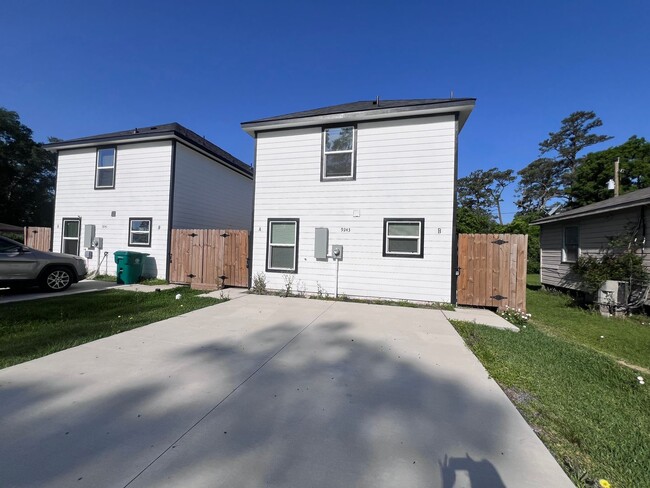 Building Photo - Updated 3-Bedroom Townhome for Rent in Eas...