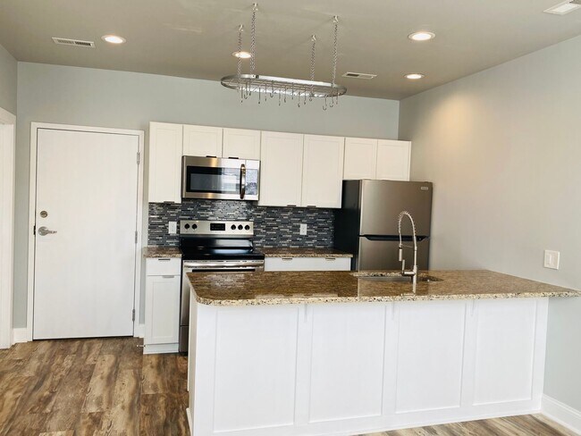 Building Photo - 3001 W Cary St