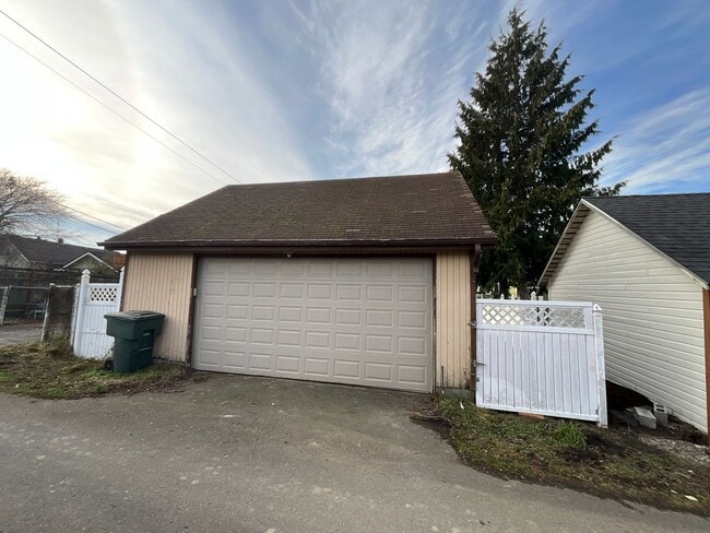 Building Photo - Stunning 3 Bedroom home in Everett