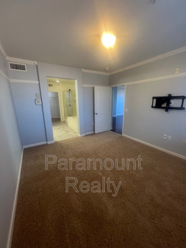 Building Photo - 700 S Abel St