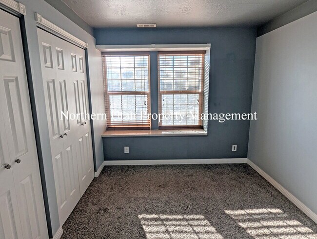 Building Photo - 2 Bed 1 Bath with AC