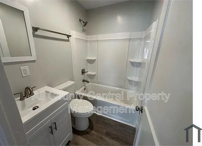 Building Photo - 1601 Center St S