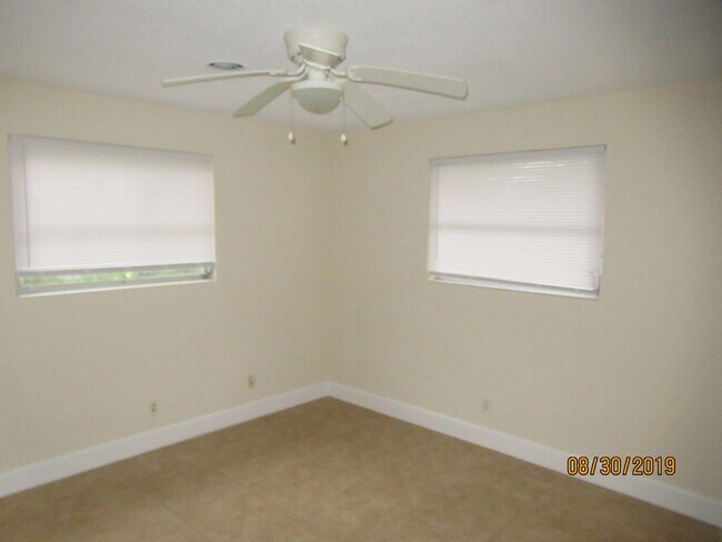 Building Photo - 4 Bedroom 2 Bath in South Daytona