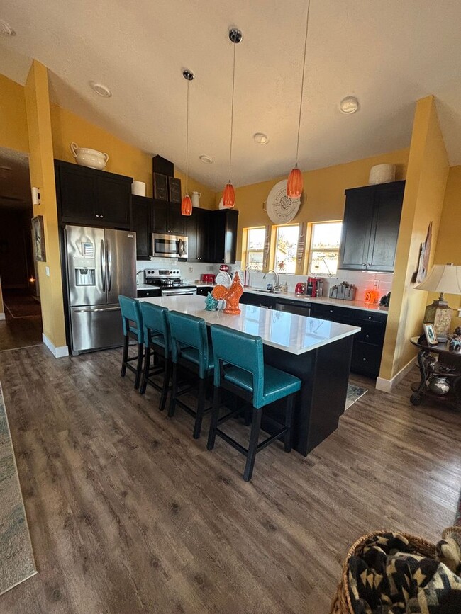 Building Photo - Furnished Home with Mountain View