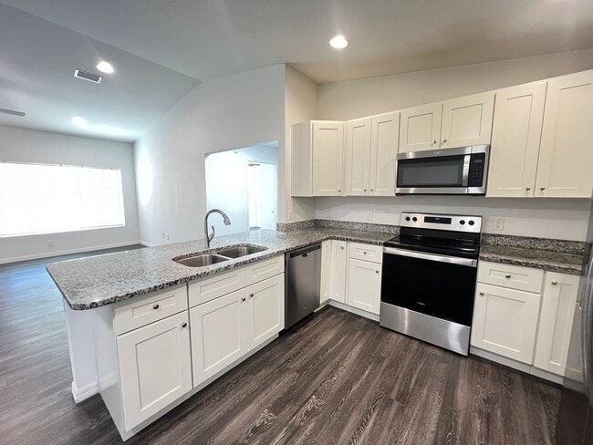 Building Photo - AWESOME 3 BD/2BA Home in Ocklawaha!!!