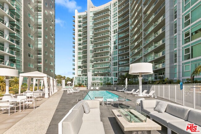 Building Photo - 13600 Marina Pointe Dr