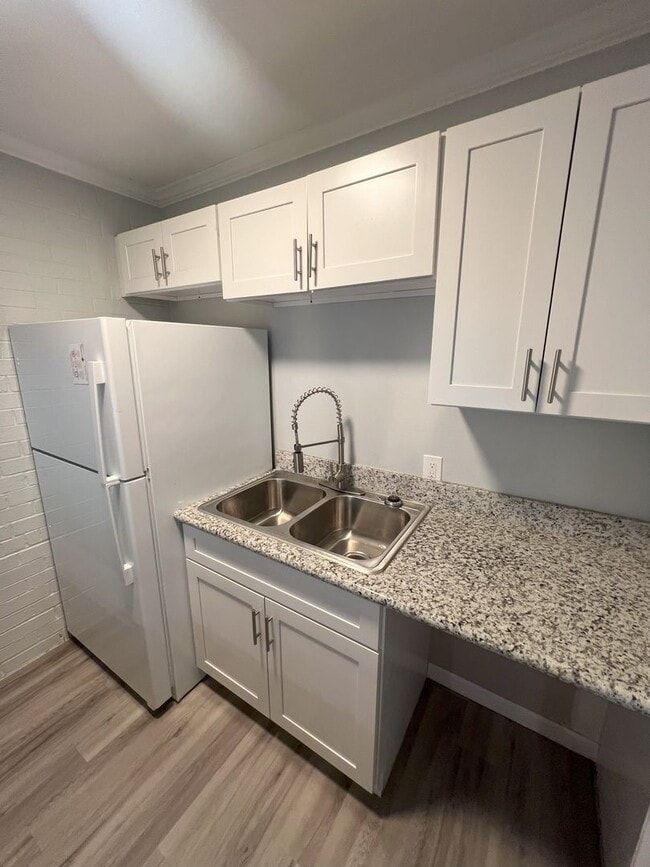 Building Photo - Must See! 1 bedroom, 1 bath apartment on H...