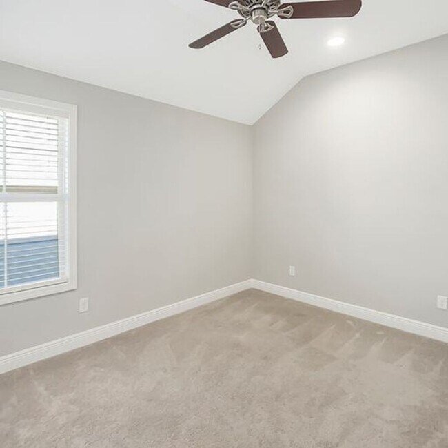 Building Photo - Beautiful 3 Bed 2 Bath Available in July!