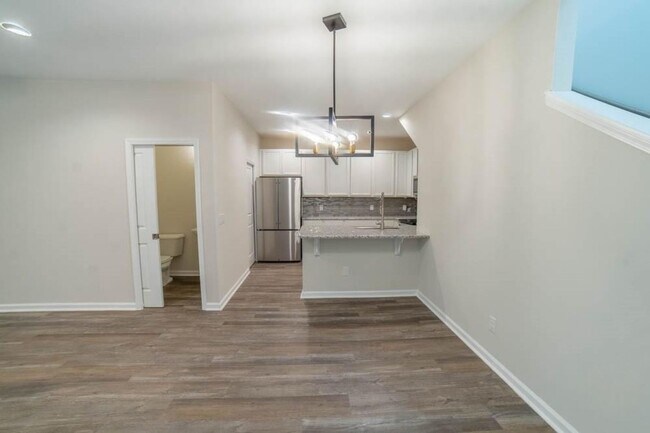 Building Photo - Beautiful 3-Bedroom Townhome in Sought-After Waterways Community