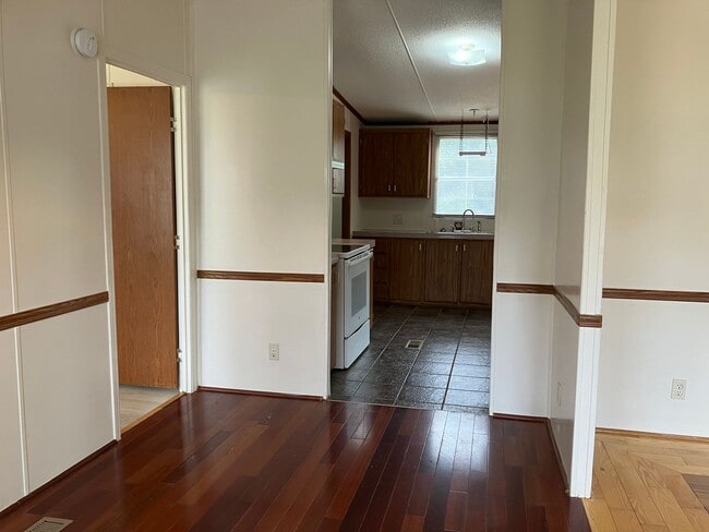 Building Photo - Three Bedroom Home in Hickory