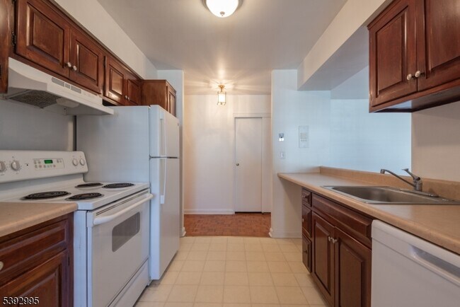 Building Photo - 135 S Maple Ave