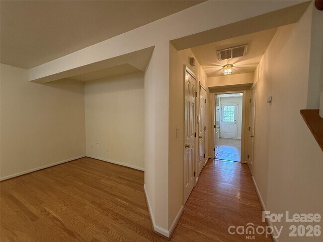 Building Photo - 9766 Blossom Hill Dr