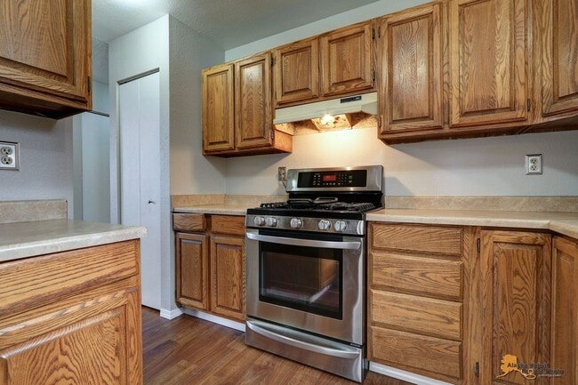 Building Photo - Quiet Eagleridge Home