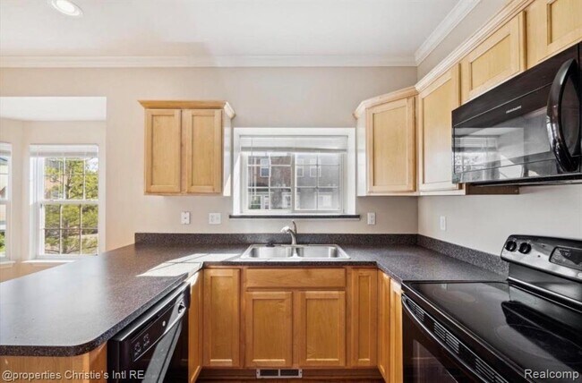 Building Photo - 22089 Parkview Dr