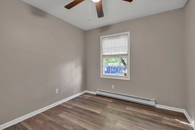 Building Photo - $2200 — 4 bedroom 2 bath House Student and...