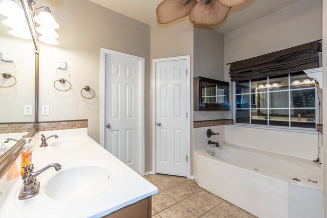 Building Photo - 5 Bed / 2.5 Bath in South Tulsa!