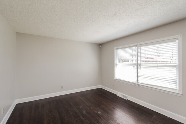 Building Photo - 2836 Parkmont Dr