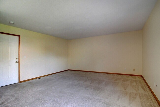Building Photo - Charming 3 Bed 2 Bath Willow Run Home - Available August 10!