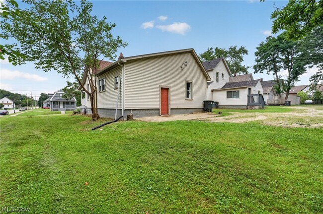 Building Photo - 517 Brown St