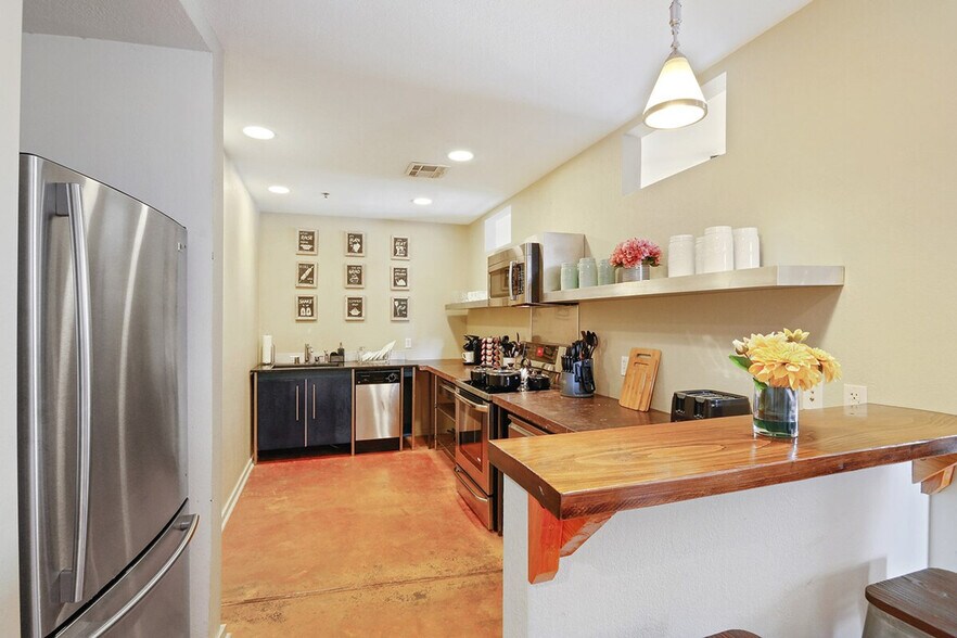 Building Photo - 1041 Constance St