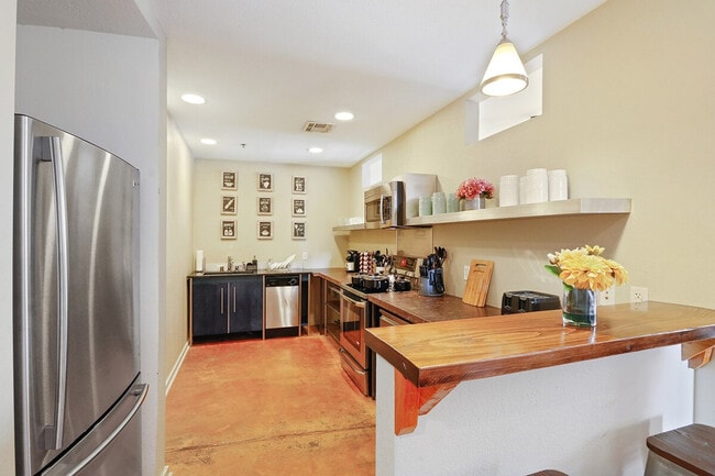 Building Photo - 1041 Constance St