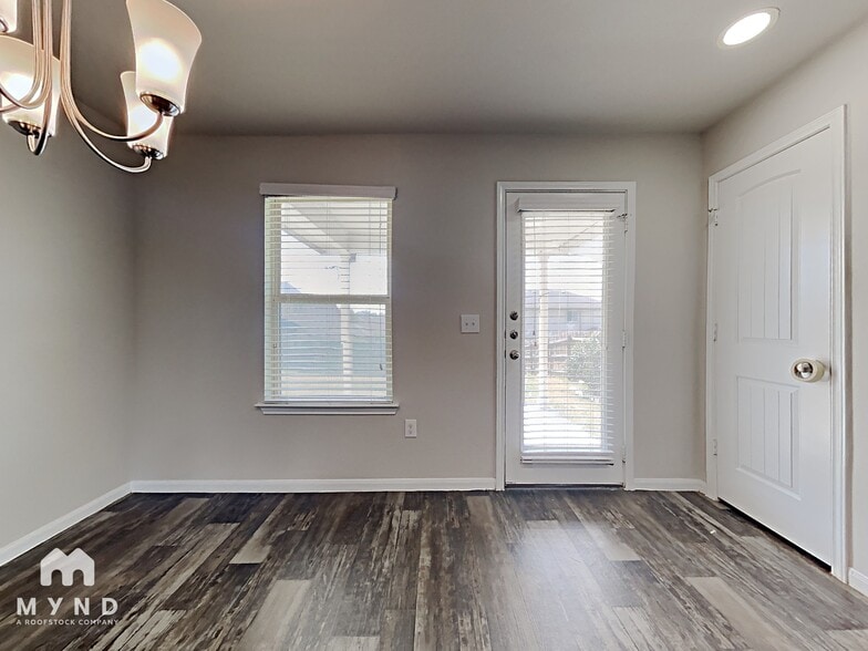 Building Photo - 717 Pinnacle Dr