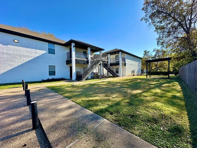 Building Photo - Spacious 4/2 Walking Distance to Baylor Campus & Minutes from Downtown!