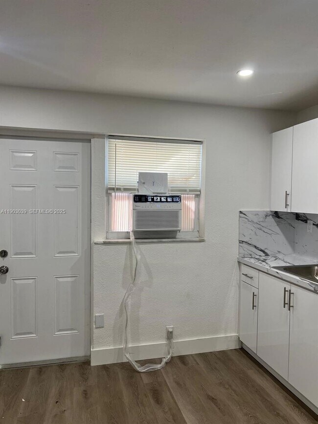 Building Photo - 1236 NW 4th Ave