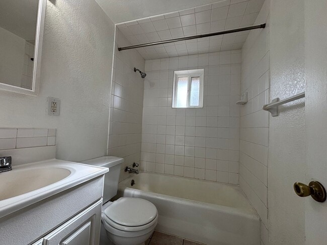 Building Photo - 917 2nd St