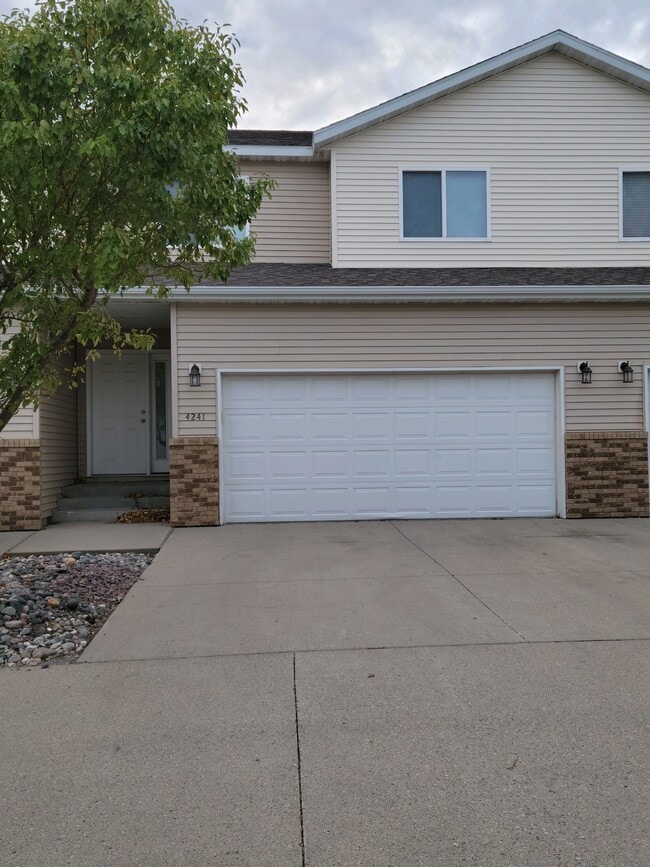 Building Photo - 4241 Estate Dr S