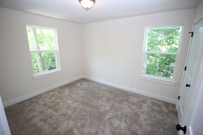 Building Photo - Lafayette Hill - 4 Bedroom 2.5 Bath Twin - HW - Granite - Great Location