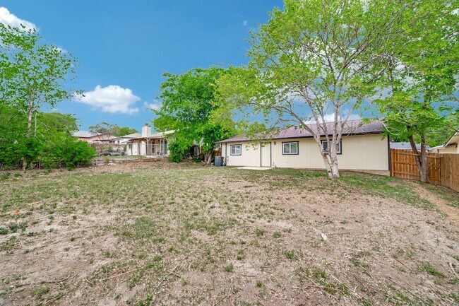 Building Photo - NEWLY-REMODELED 3-BEDROOM HOME IN HERITAGE SUBDIVISION