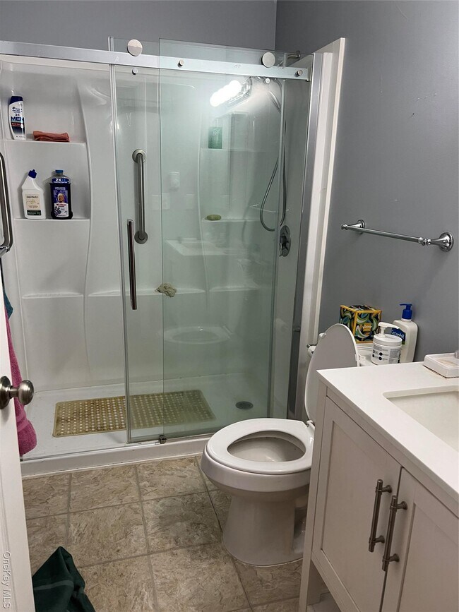 Building Photo - 7 Bank St