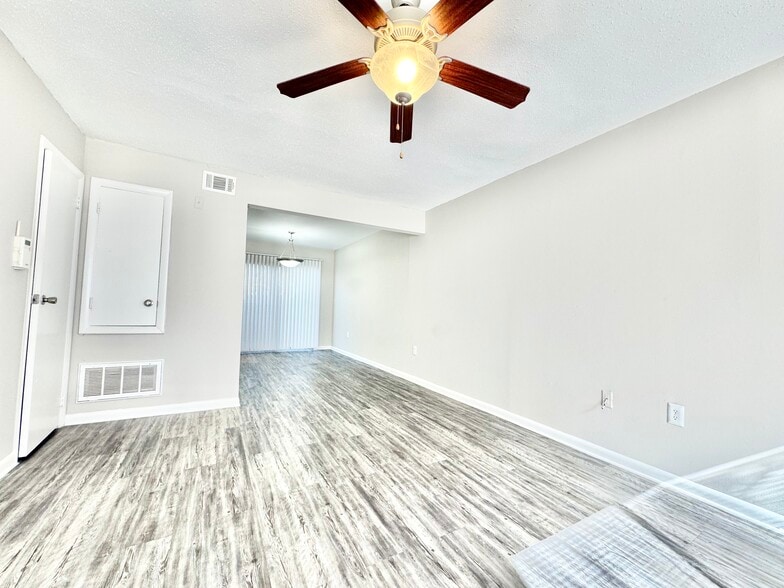Primary Photo - Oakview Place