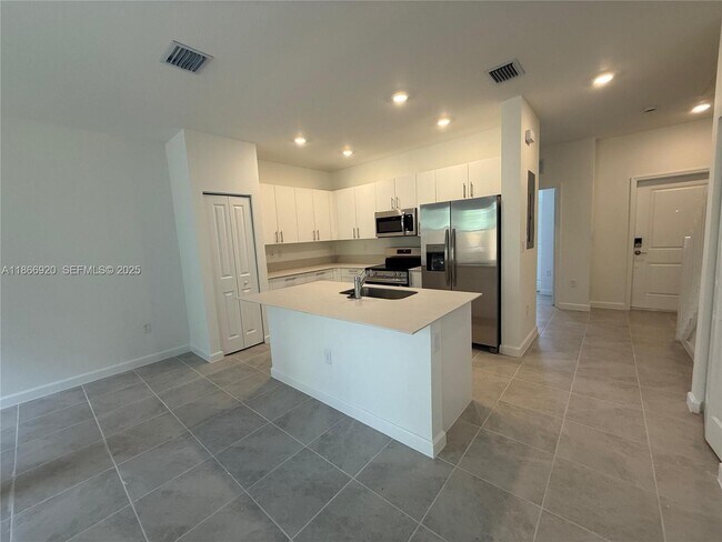 Building Photo - 184 10th Ct