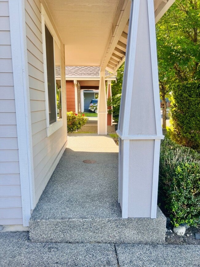 Building Photo - Enormous 4 Bed 2.5Bath + Bonus Room Great Lacey Neighborhood