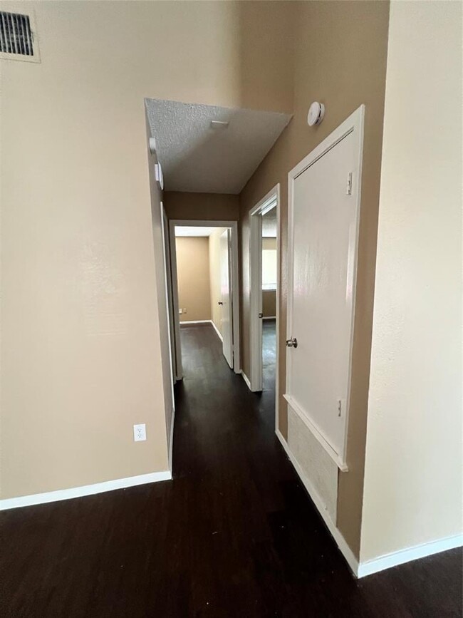 Building Photo - 9706 Eastwend Dr