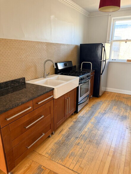 Building Photo - 1750 W Granville Ave