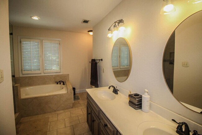 Building Photo - 4265 Deerwood Ln